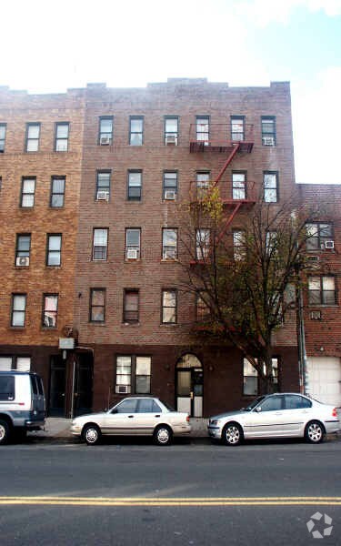 Primary Photo - 1541 White Plains Rd