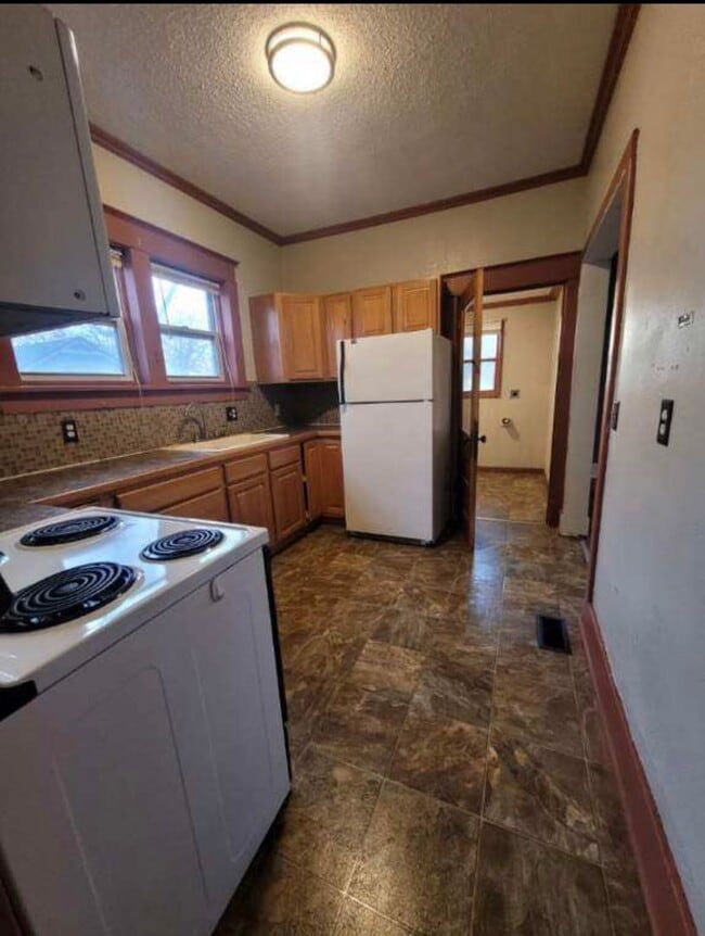 Building Photo - $795 - 2 bed 1 bath - Single Family Home