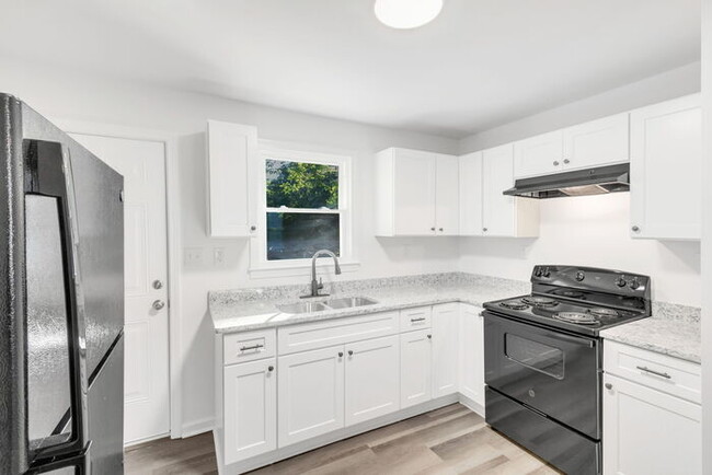 Building Photo - Newly Renovated 2 Bed/1 Bath Duplex 10 Min...
