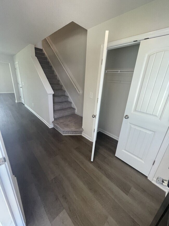 Building Photo - 3 Bd 2.5 Ba end unit townhouse