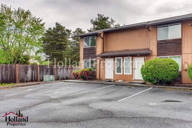 Foto del edificio - Charming 3 Bedroom 1.5 Bathroom Apartment in Forest Grove!!! NEW PRICE at $1,625 and Reduced Secu...