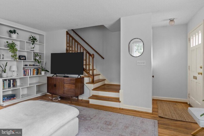 Foto del edificio - 2 bed, 2 bath townhome nestled in Fairling...