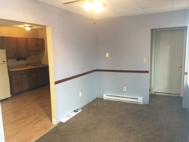 Building Photo - $595 for a 3 bedroom in Ellwood City!