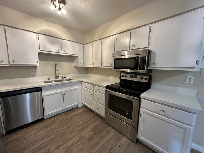 Building Photo - Ground Level 2 Bed Condo in Desert Shores ...