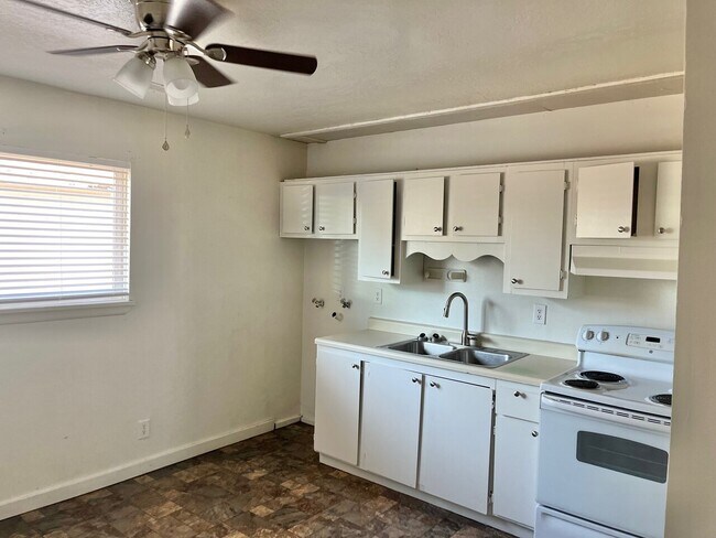 Building Photo - 610 S 200 E  4 Plex
