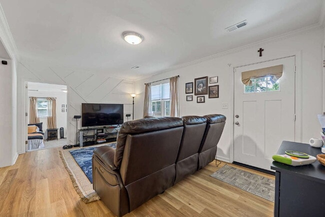 Foto del edificio - Now Showing for August 6th Move-In
