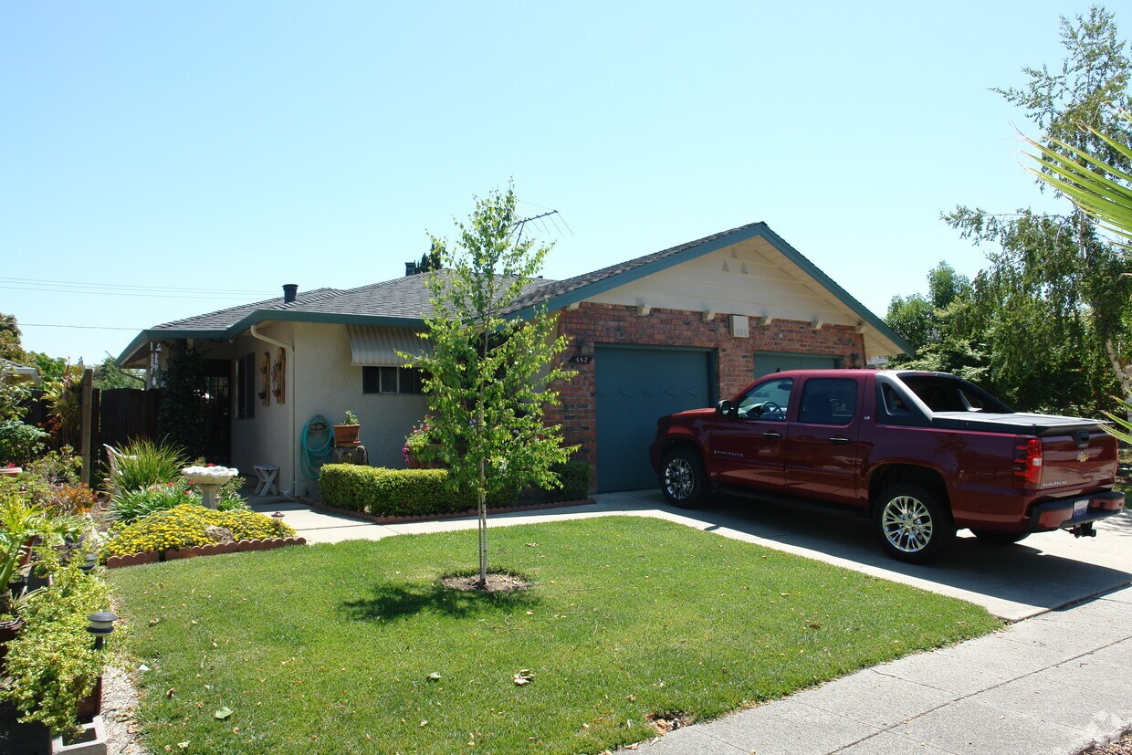 Primary Photo - 482-484 Northlake Dr