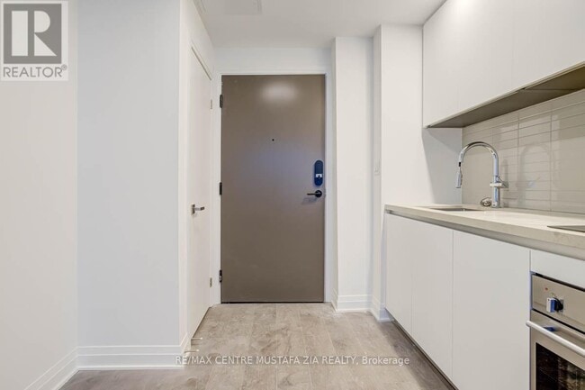 Photo du bâtiment - 4015 The Exchange