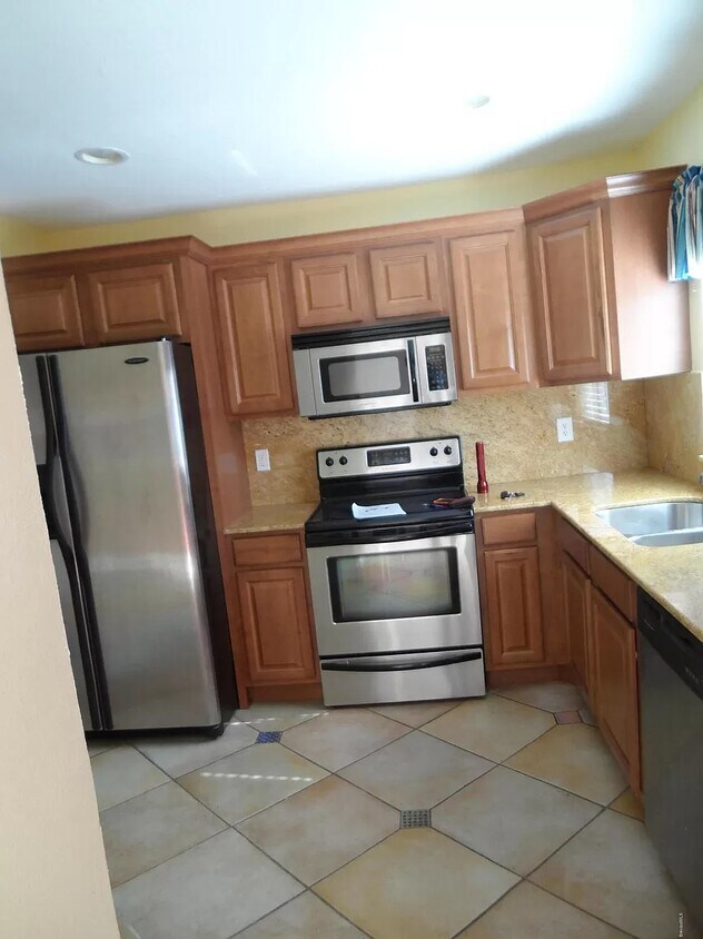 Shared Furnished Kitchen - 1004 Ashley Ave