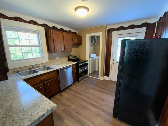 Building Photo - Arreis Rentals 3 - Charlton &amp; Old Lindale