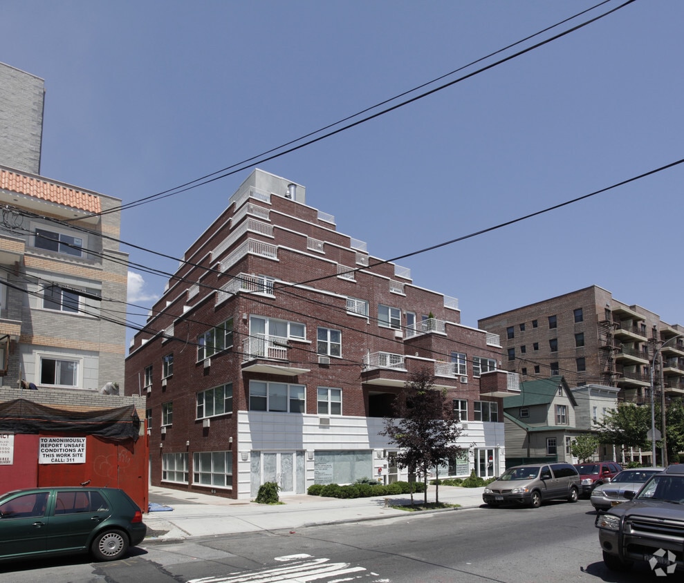 Building Photo - 25-44-25-50 Crescent St