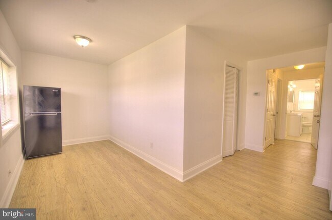 Foto del edificio - 1405 N Decker Ave