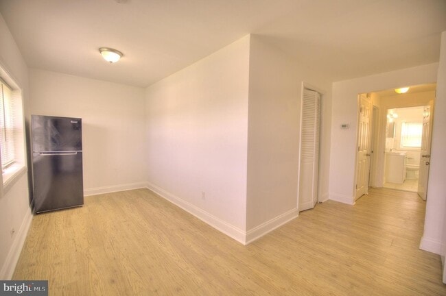 Building Photo - 1405 N Decker Ave