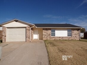 Building Photo - 1213 SW Bishop Rd