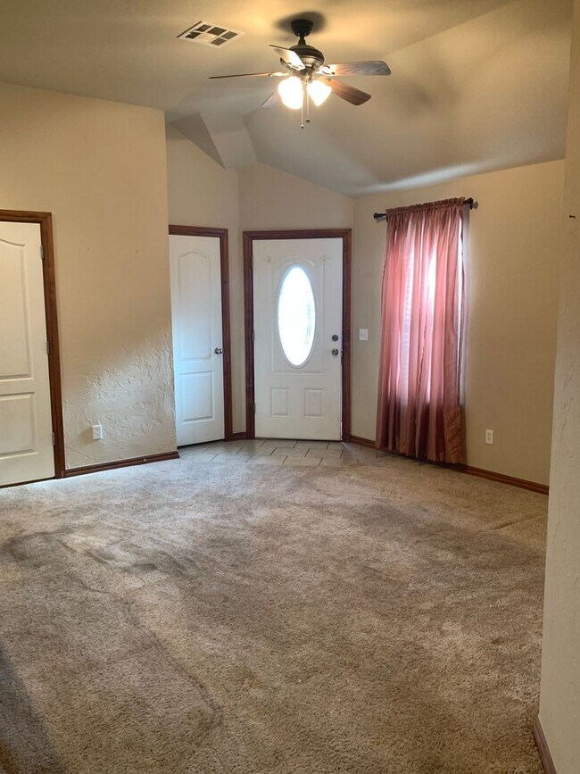 Building Photo - 3 bedroom, 2 bathroom, 2 car garage
