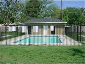 Building Photo - Fabulous Location! Pool! Single level! 2 bedroom, 2 bathrooms. New flooring. ADA Unit.