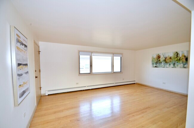 Building Photo - 6744 W Diversey Ave