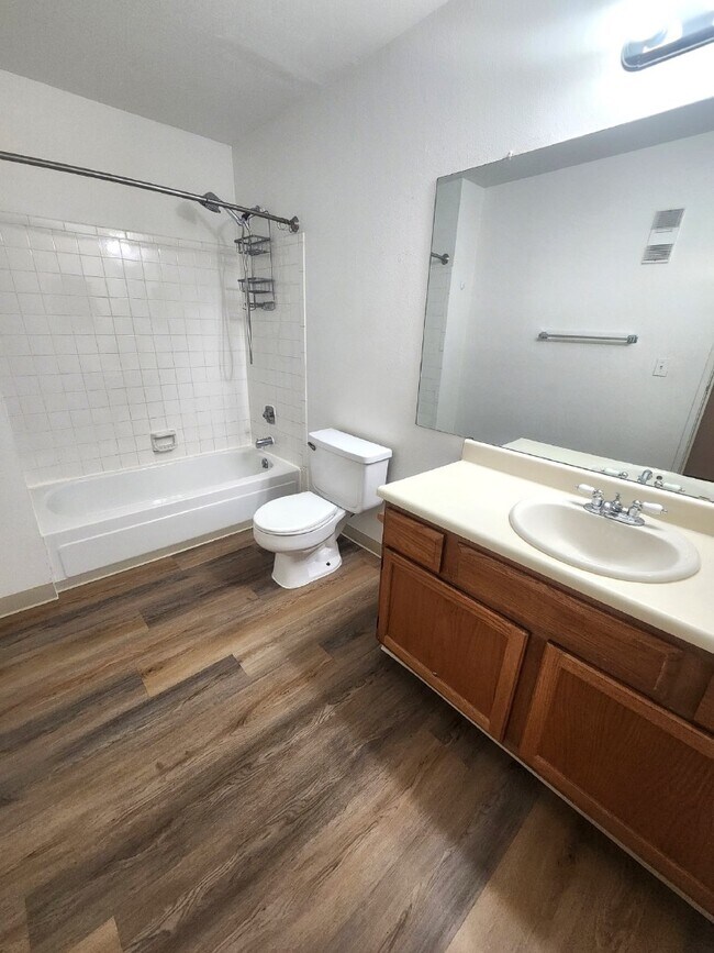 Foto del edificio - Charming 2-Bed Garden Apartment in Green M...