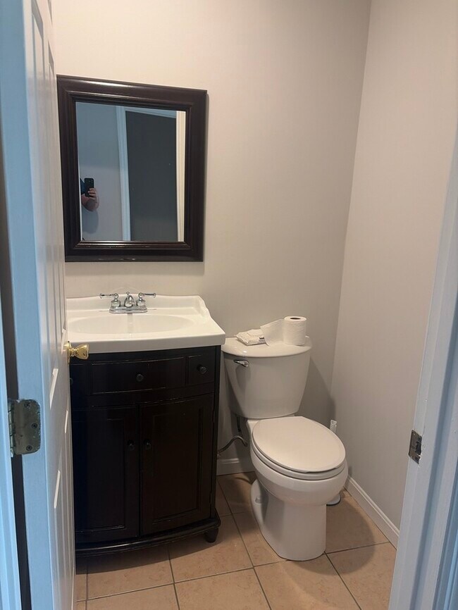 Building Photo - 2 bed 2.5 bath walk out finished basement