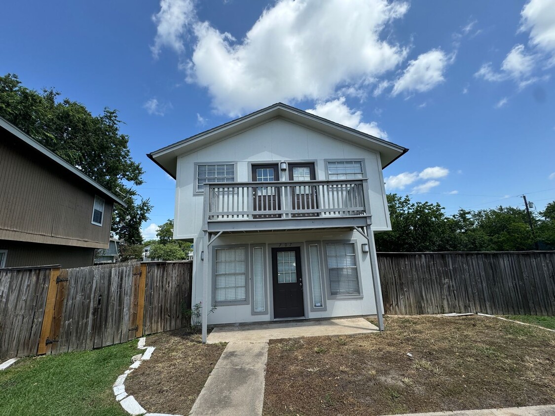 Primary Photo - 3/1.5 House with HUGE backyard!