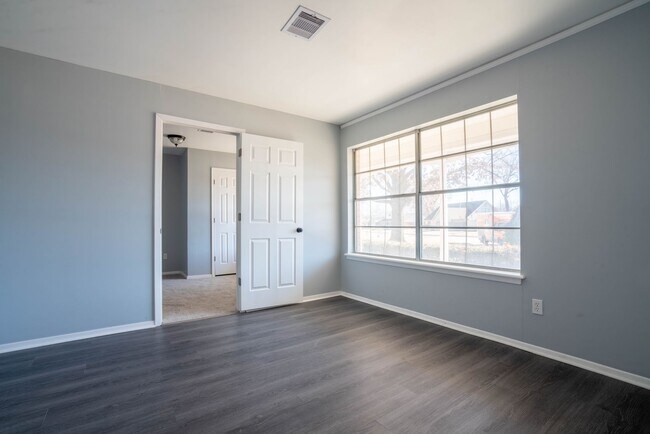 Building Photo - 4 Bedroom Home Available For Immediate Mov...