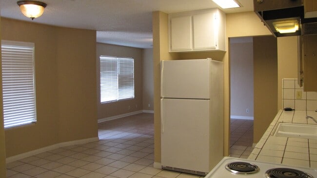 Building Photo - Oildale Home