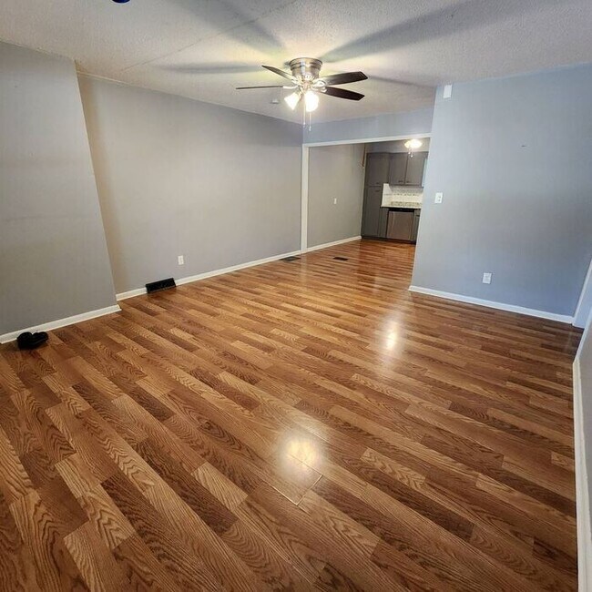 Foto del edificio - 3 Bedroom / 2 Bathroom Duplex Home in Blue...