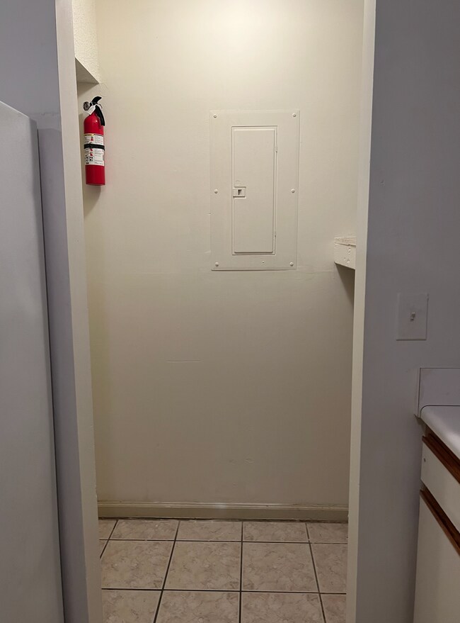 Junto a la cocina, conexiones para lavadora y secadora. - 145 Lullwater Dr