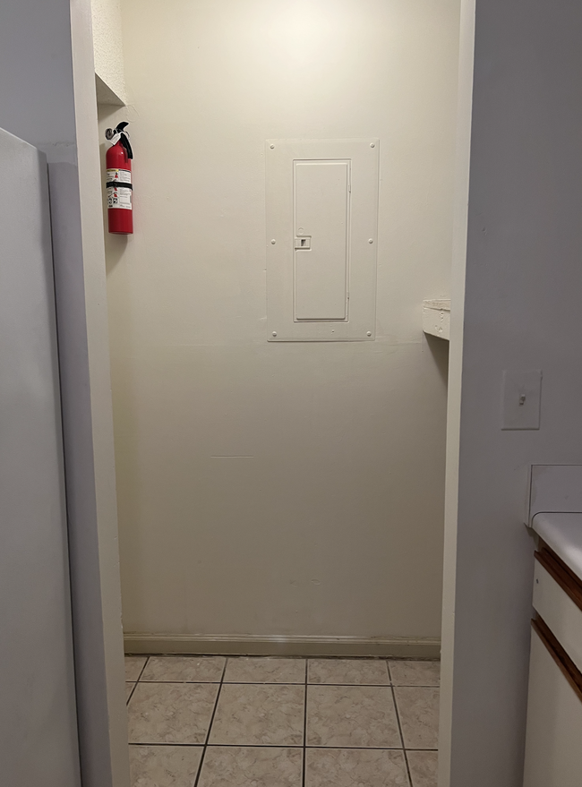 Off kitchen, washer dryer hook ups - 145 Lullwater Dr