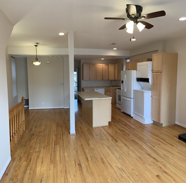 Foto del edificio - 1329 N Oakley Blvd