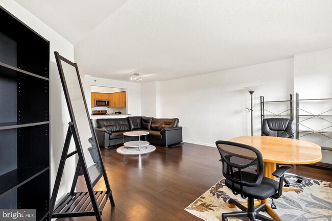 Building Photo - 10101 Grosvenor Pl