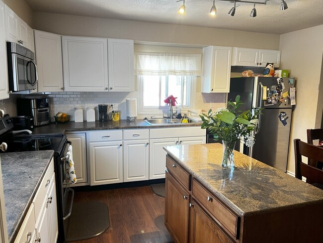Kitchen - 1301 E US Highway 24