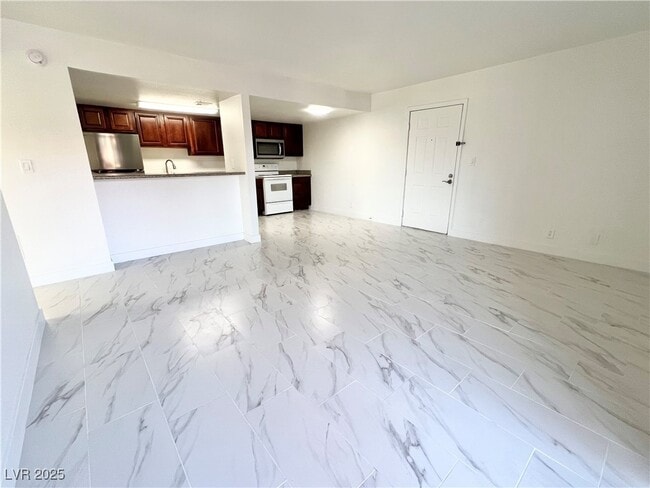 Foto del edificio - 5161 River Glen Dr