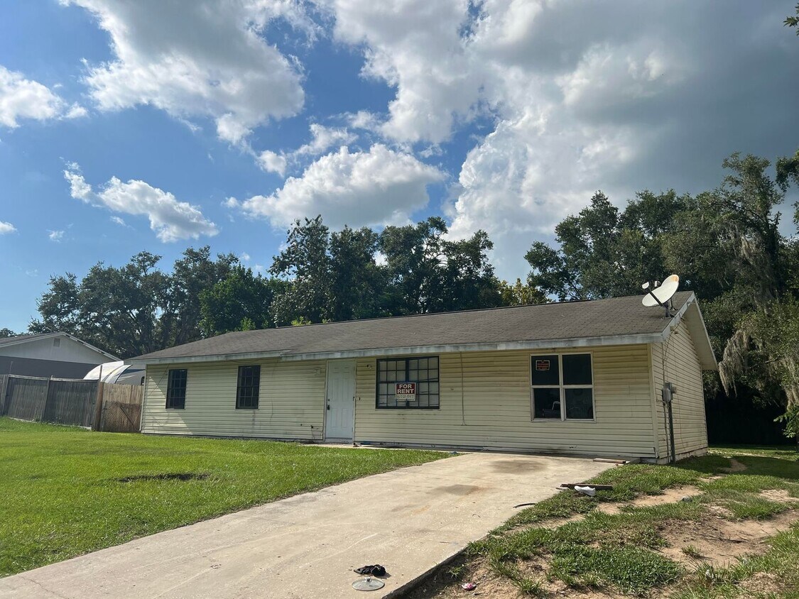 Foto principal - Beautiful 4BR/1BA Dade City Home NO APPLIC...