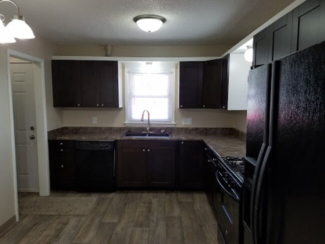 Building Photo - 2 Bedroom, 1 Bathroom Home 5 Minutes from ...