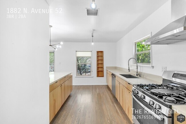 Building Photo - Secluded 3 Bedroom Highland Park Residence...