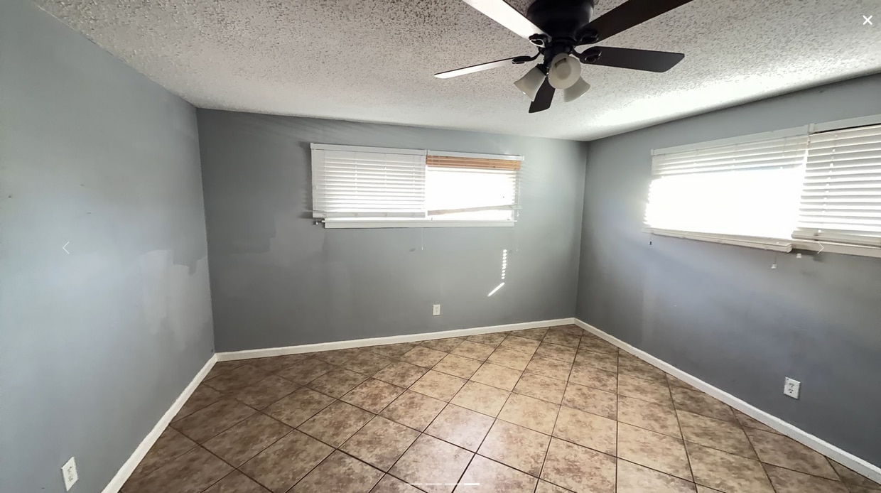 Building Photo - 2 Bed/ 1 Bath Duplex