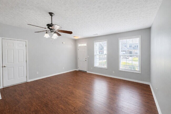 Foto del edificio - Charming 3bed Cumming Townhome with Walking Trail