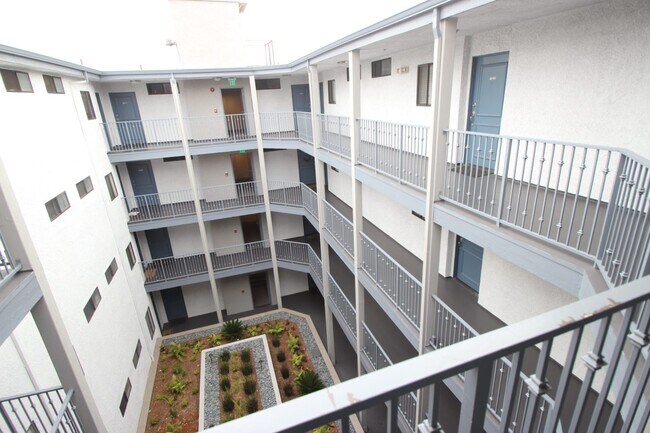 Foto del edificio - 3848 Mentone Ave