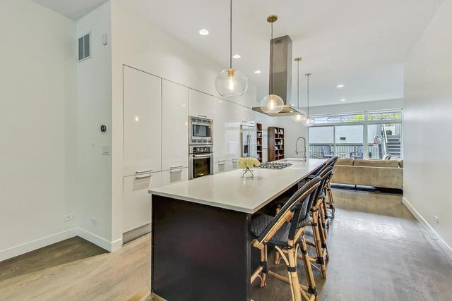 Foto del edificio - 1046 N Damen Ave