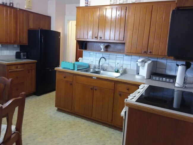 Kitchen w/ appliances - 1632 Buffalo Rd