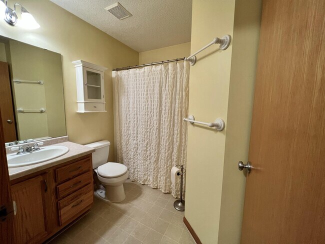 Building Photo - 2401 Emerald Bend