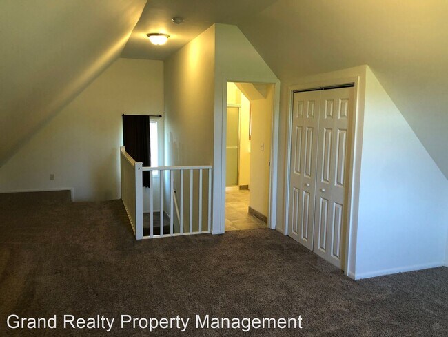 Building Photo - 4 br, 3 bath House - 1883 Field Ave