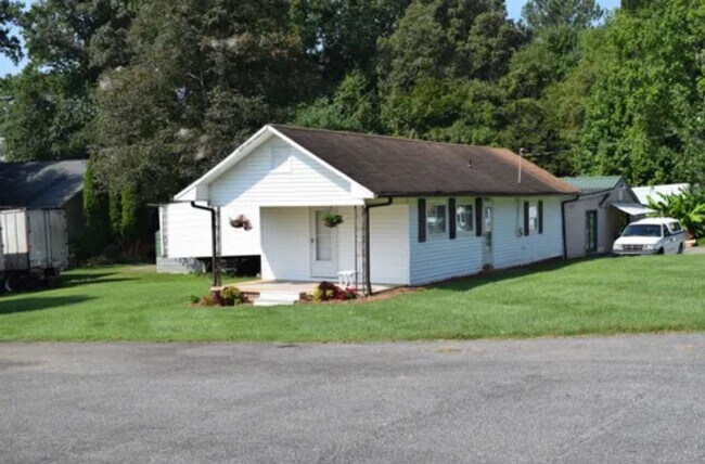 Building Photo - Charming, Partially Furnished Cottage-Style Home Near Catawba Hospital – Available Now!