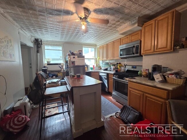 Building Photo - Huge Floor-Through 1 Bedroom with Private Backyard