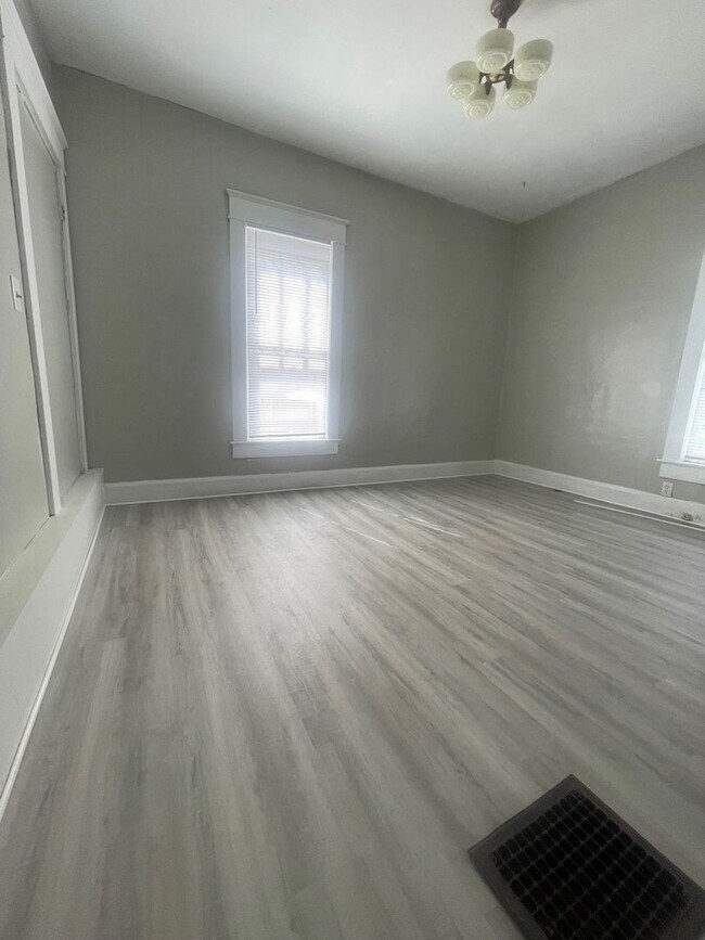 Foto del edificio - 2105 W Jackson St