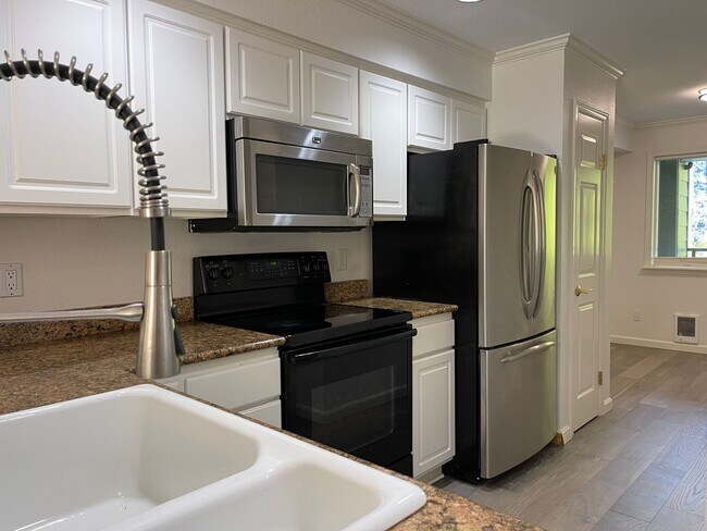 Foto del edificio - CLICK "REQUEST A TOUR" NOW!