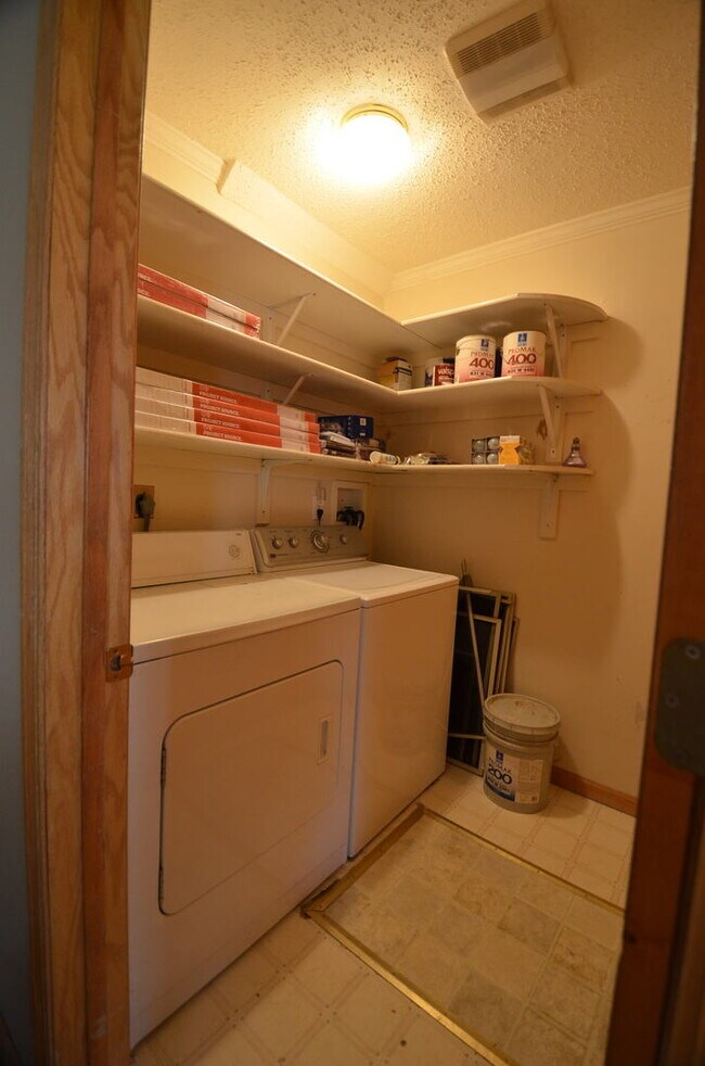 Foto del edificio - On Bus Route! 2bed/2.5 Bath, Sunny Town House! Fresh paint!