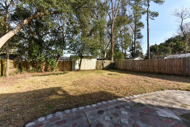 Building Photo - Super Cute Bungalow