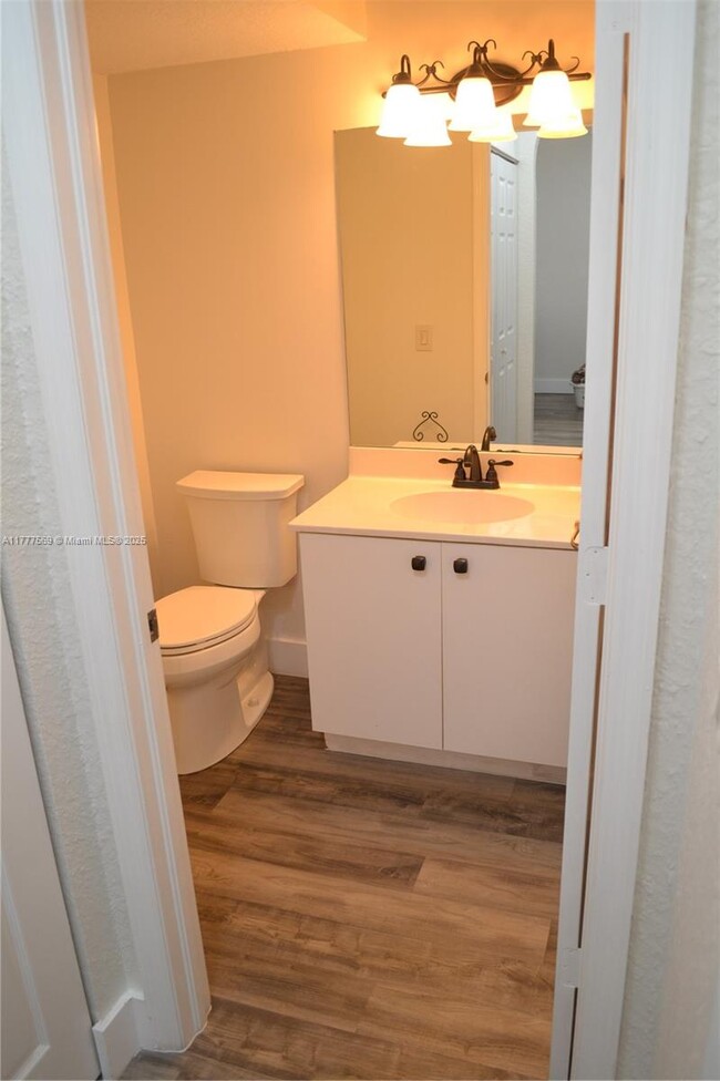 Foto del edificio - 5737 NW 113th Ave